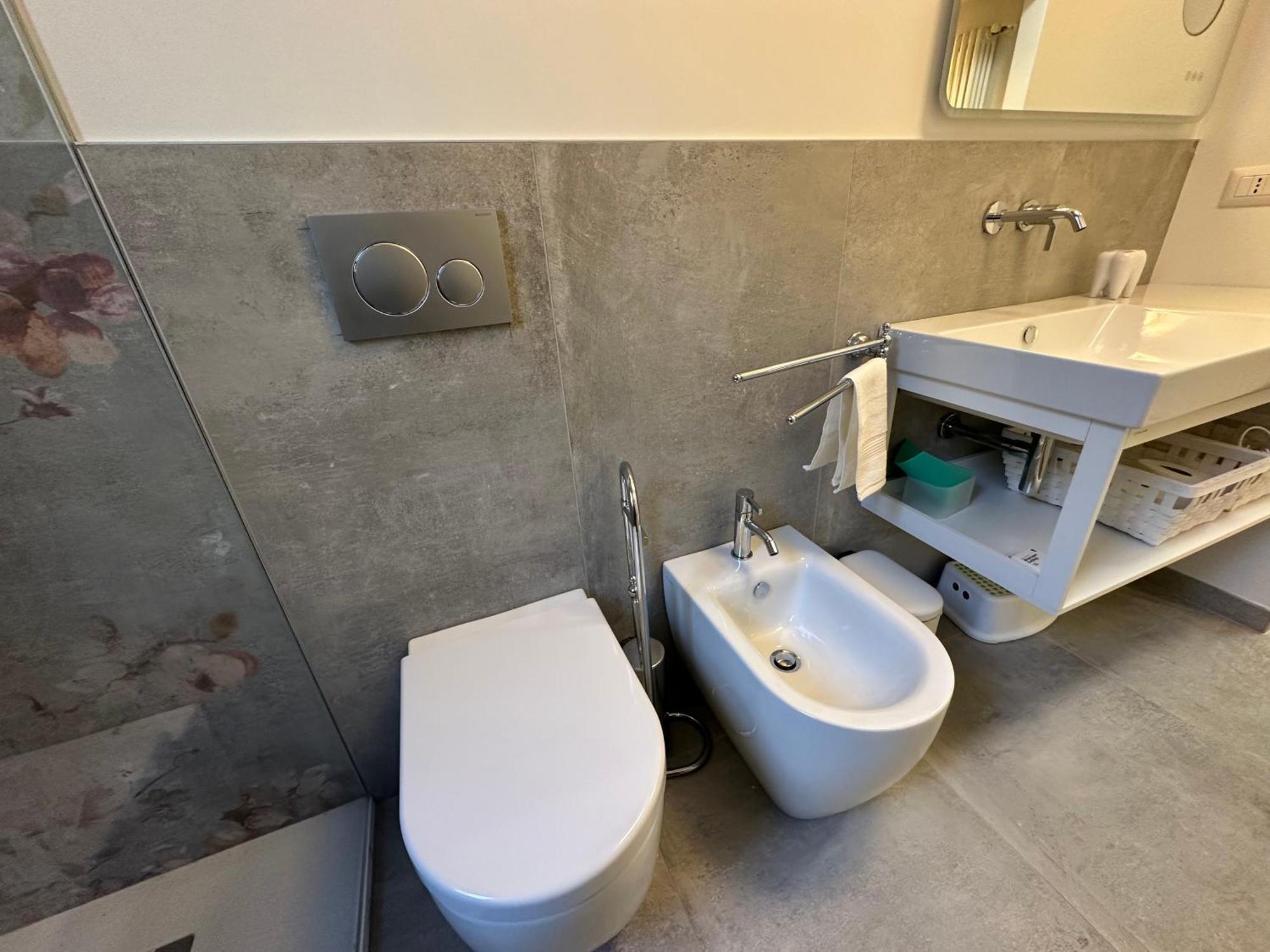 Flowers, A Cozy Suite In Milan Exterior photo