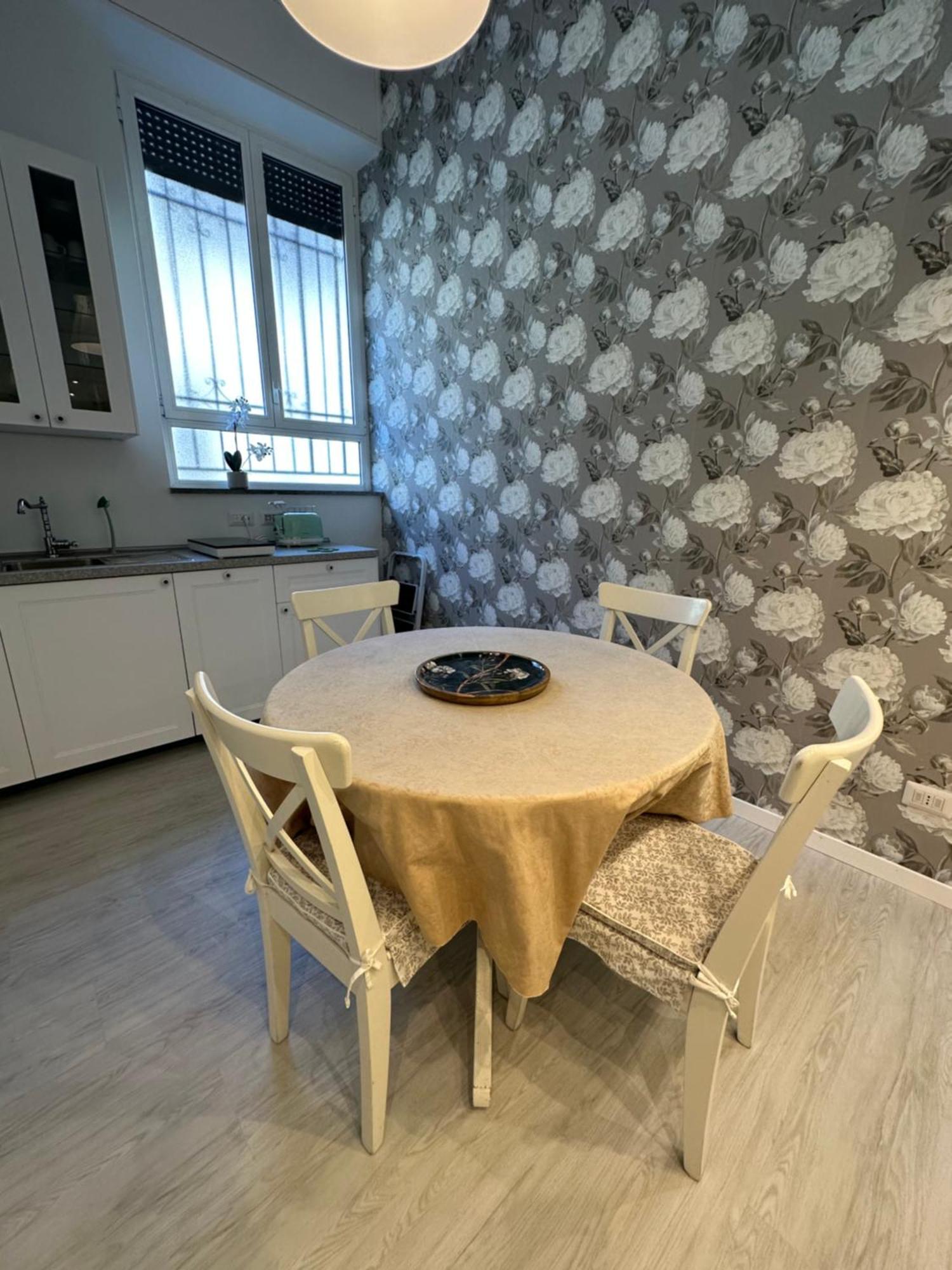 Flowers, A Cozy Suite In Milan Exterior photo