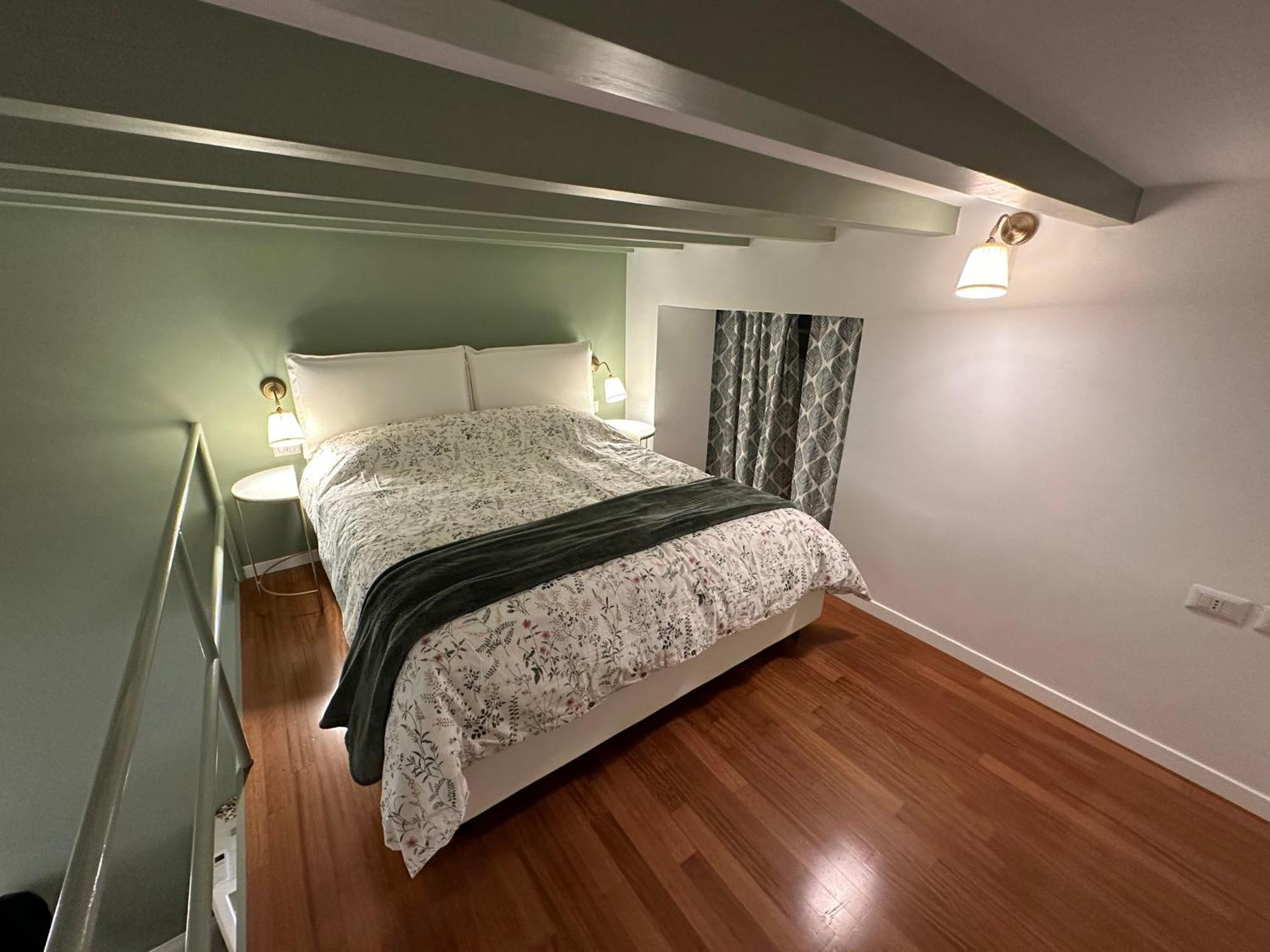 Flowers, A Cozy Suite In Milan Exterior photo