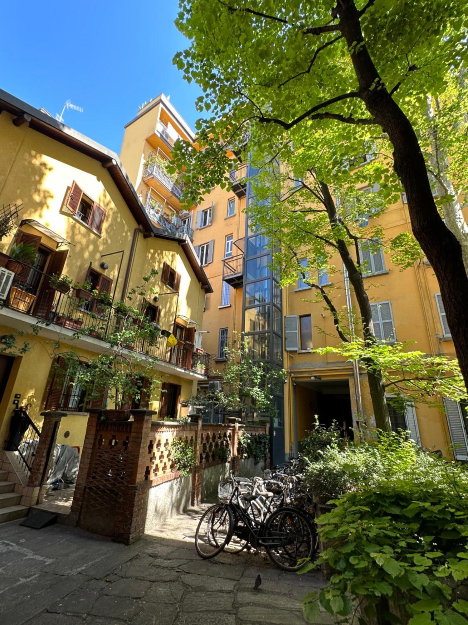 Flowers, A Cozy Suite In Milan Exterior photo